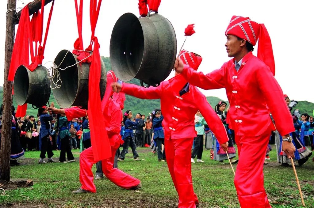 布依铜鼓舞 徐勇 摄135编辑器板凳舞苗族的板凳舞是在走亲访友时,妇女