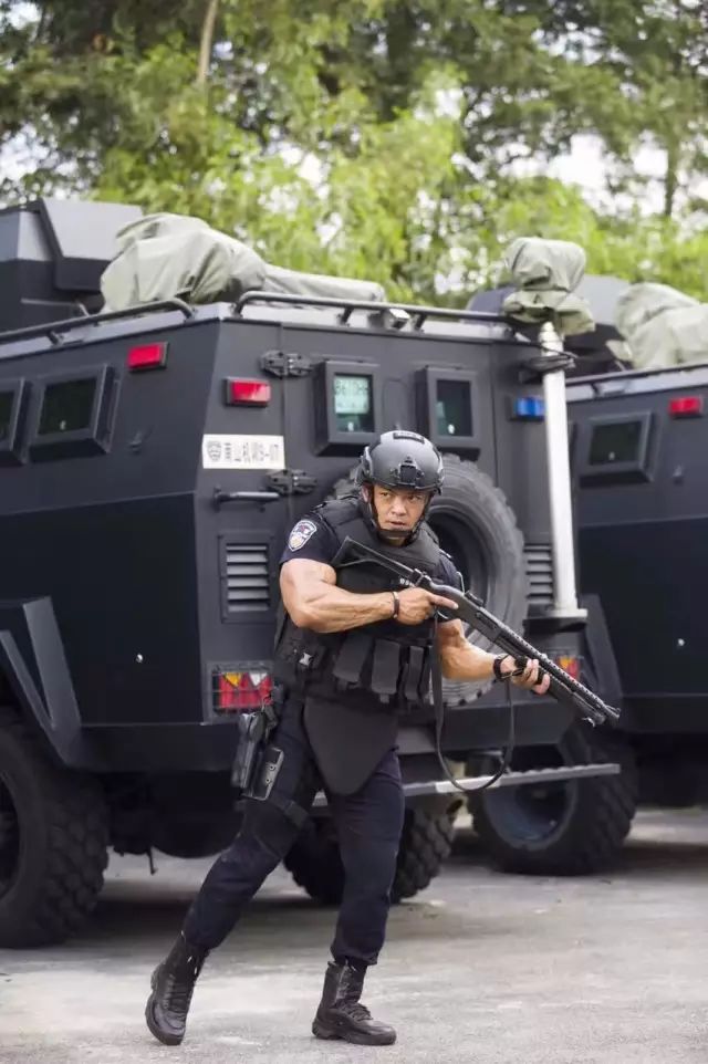 中国肌肉特警铁血硬汉风十足这才是我心中警察该有的形象