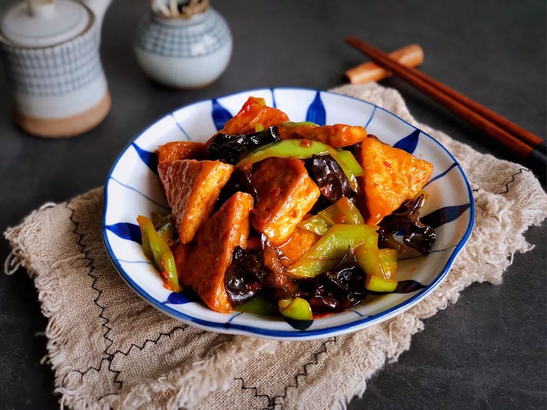 家常豆腐图文 |美食妃英理豆腐600g辣椒2个木耳6朵油适量盐少量糖1匙