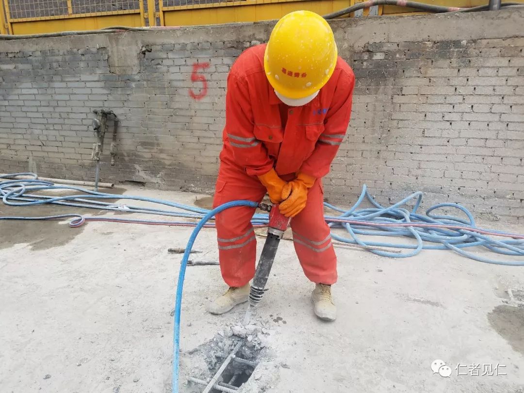 根据测放的定位点,人工风镐剔凿穿绳孔.