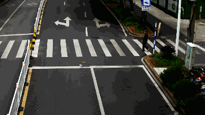 6月1日在颐景御府西侧的这个丁字路口,行人已经走上斑马线,这辆浙l