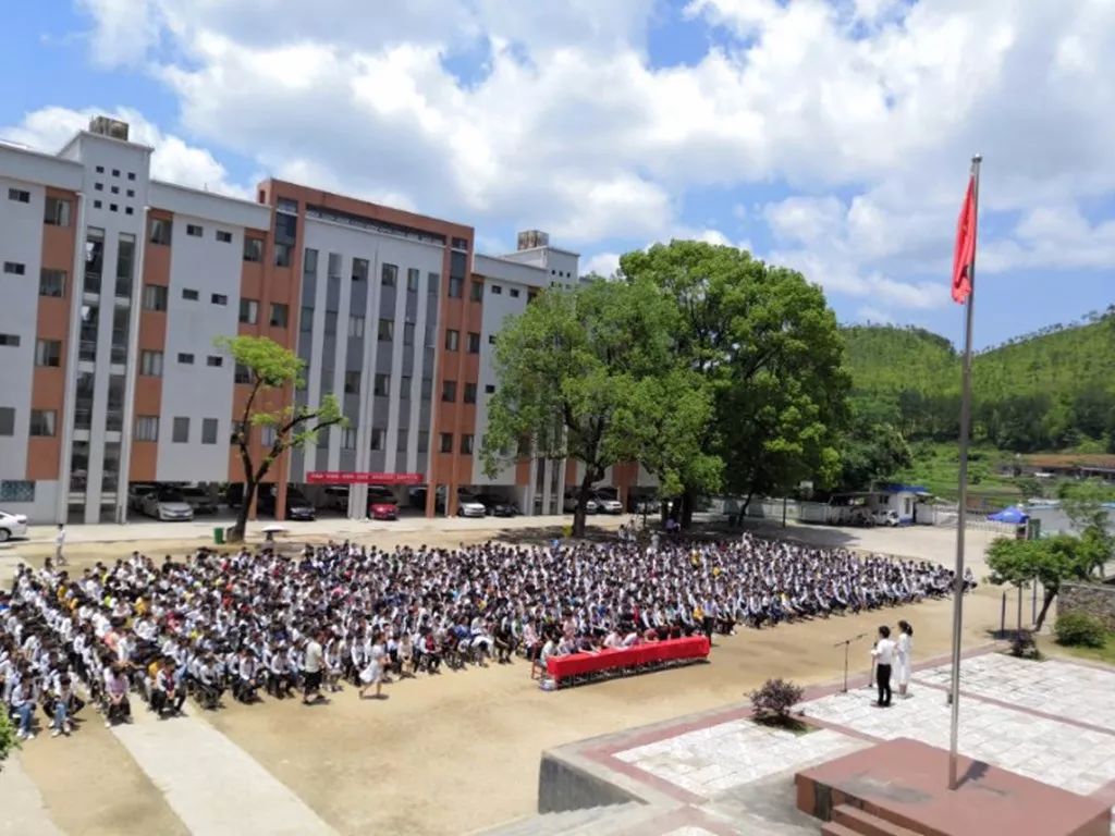 6月3日上午,梅窖中学举行2018-2019年度"最美学生"颁奖仪式暨毕业生"