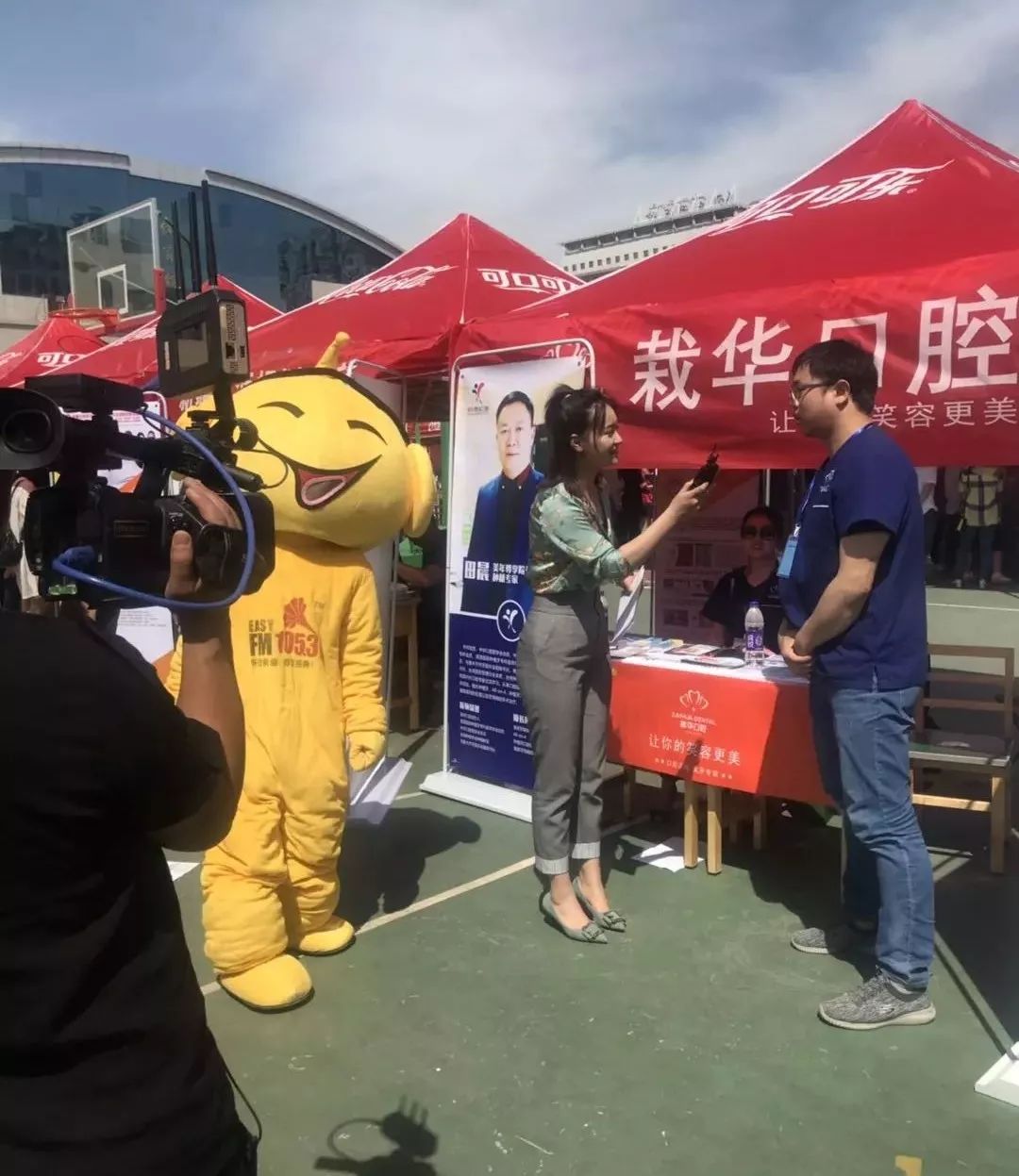 大学的工作人员高校招生老师为家长和高生们答疑解惑作为主办方之一