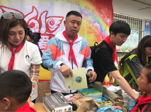 慈善哥李刚再携爱心人士走进四川山区,发放物资与孩子共度六一儿童节!