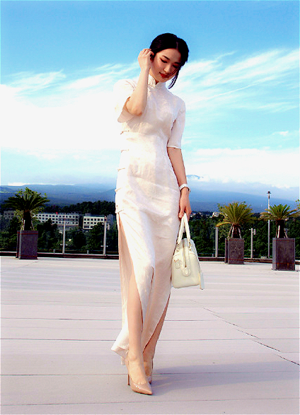 原创美女画家自画人体把这幅画色彩调到44放大9倍花中惊藏秘密