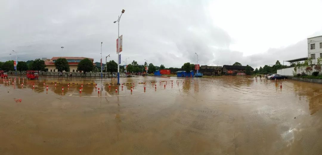 眾志成城多圖視頻見證暴雨中最真實的鐵路人