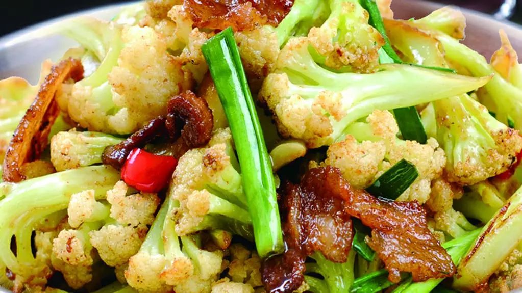 白萝卜大骨汤午间点:苹果晚餐:菜品:咕噜肉,肉酱萝卜白菜,蒸鸡蛋糕6月