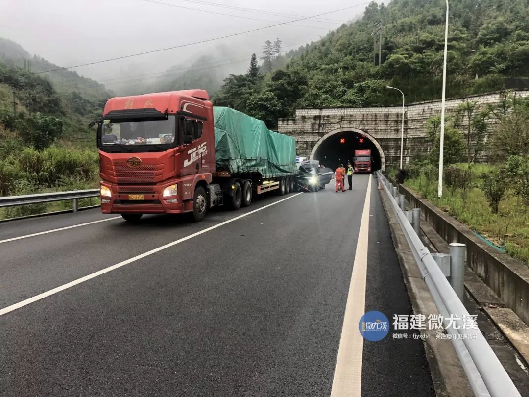 三明高速一隧道口發生車禍!車頭撞爛,有人被困!