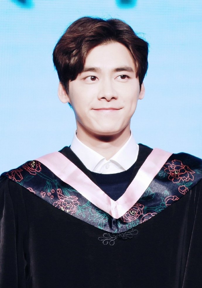 最美学士服大赛国民校草李易峰绝美学士服照分享