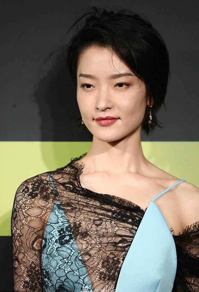 看了国际超模的演绎,就知道蕾丝单品的魅力有多强大,就算一点小配饰也