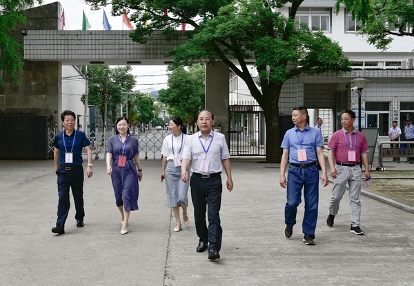 今年高考,绩溪县报名考生612人,设绩溪中学一个考点共22个考场,其中