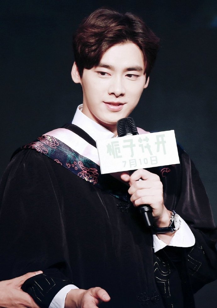 最美学士服大赛国民校草李易峰绝美学士服照分享