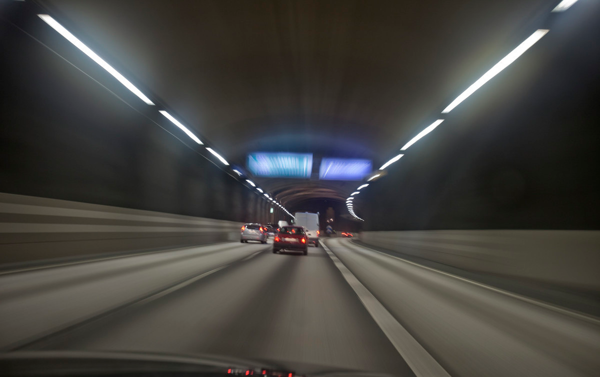 开夜车"走灰不走白,见黑停下来"什么意思?新手司机快看看