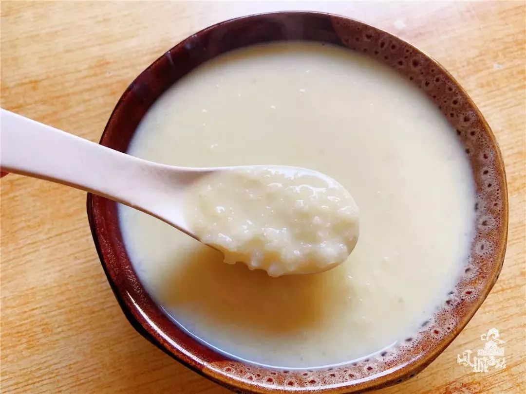 重点是两碗热米皮 菜豆腐 花生浆稀饭只要15元,加上鸡蛋肉饼,核桃馍