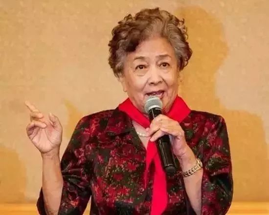 82歲張目謝芳夫婦演唱心中的玫瑰青春不謝感動依舊