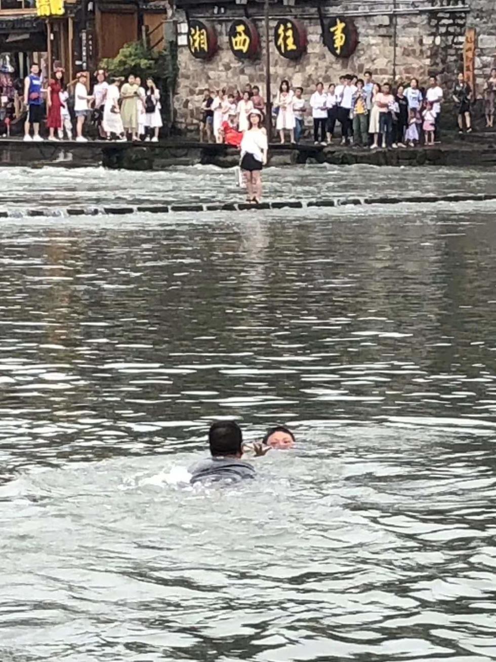 凤凰古城游客沱江河落水,景区船工十几秒内成功施救
