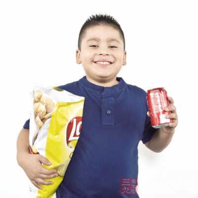 肥胖其实我们父母很多都知道孩子吃零食不好,可是具体有哪些方面呢?