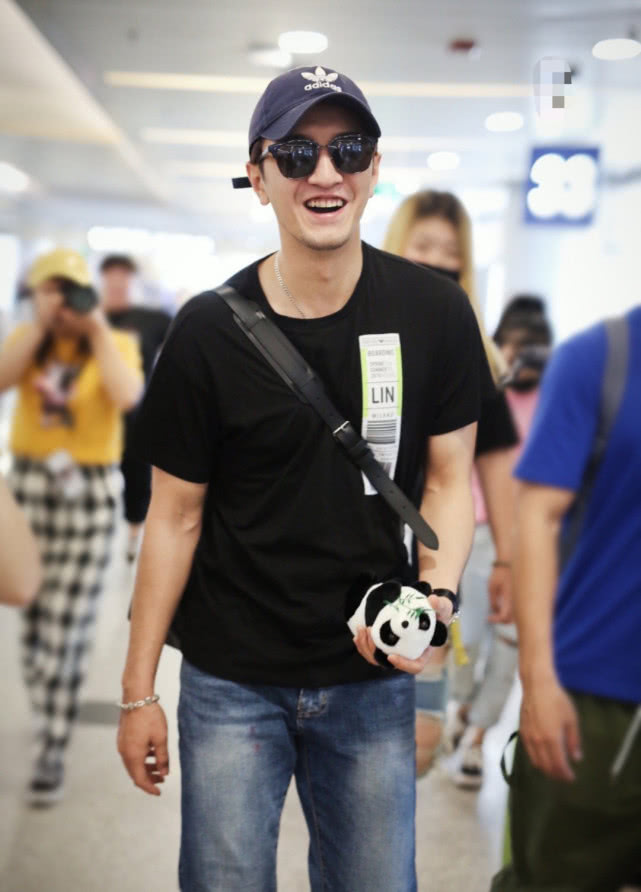 金瀚近照曝光留胡子尽显成熟男人味儿素颜状态下暴露真实颜值