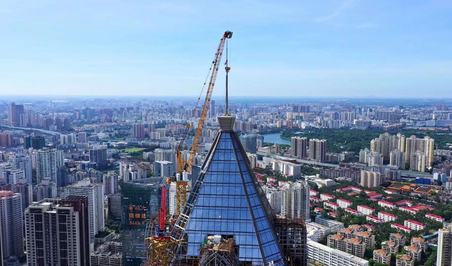 宝钛生产的全钛避雷针及王冠在海口268米的高楼上安装完成