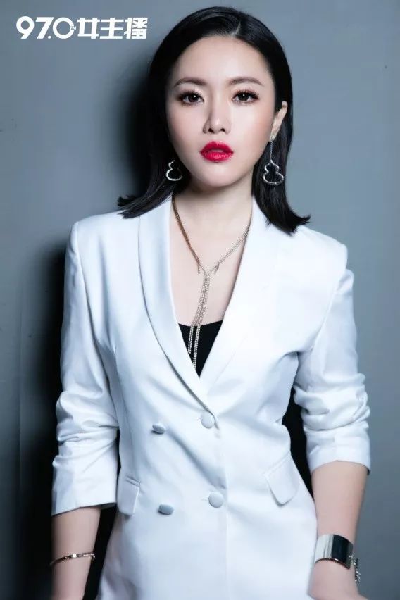 最美猪八戒周星驰家的猪刚鬣为什么被菠萝女主播绑来fm970电台直播间
