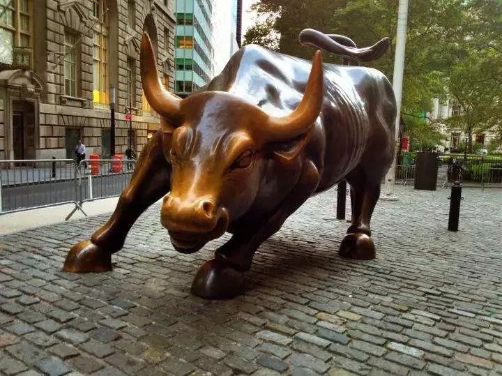 外滩都牛得快比华尔街更牛了,干嘛还要这么公然地拿后者为自己作背书?