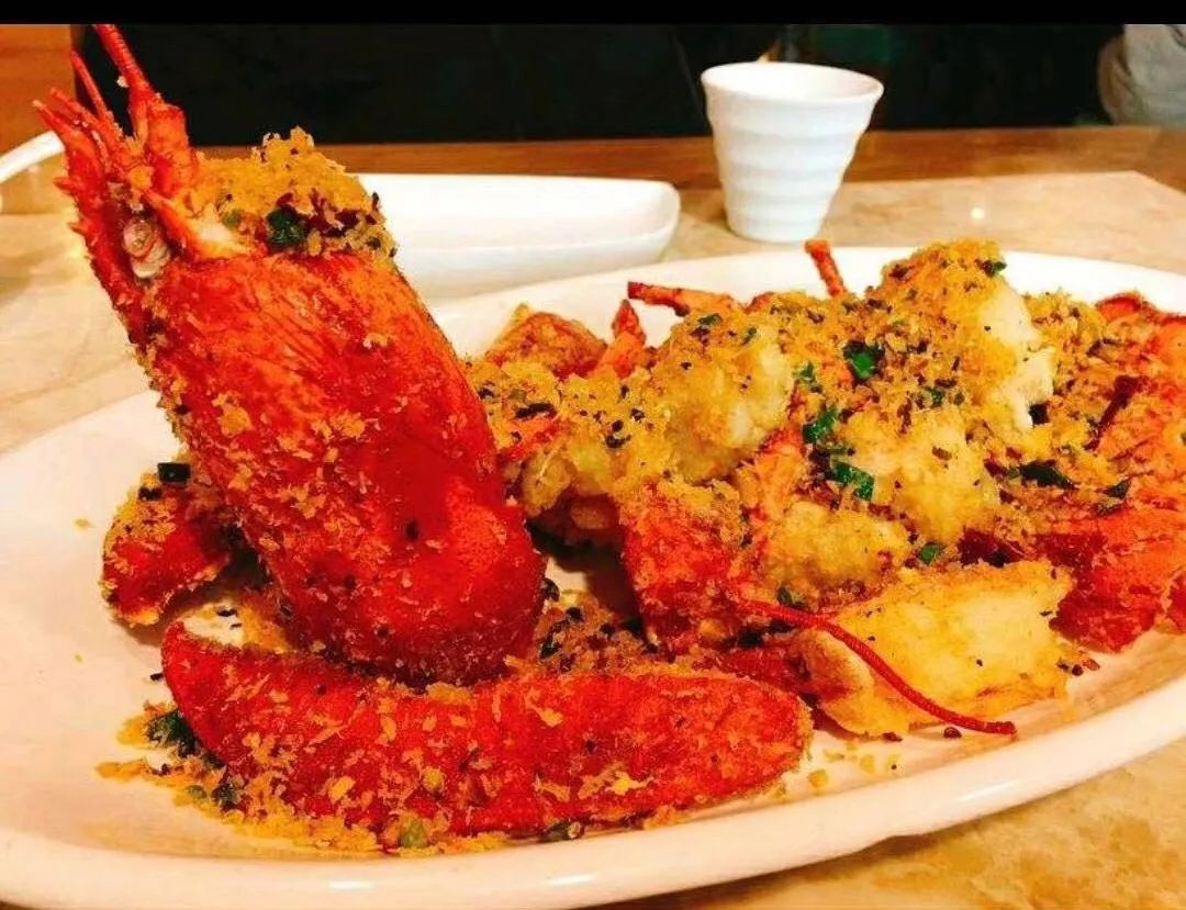 店里还有超多其他的经典美味椒盐皮皮虾,面包蟹,辽参,八爪鱼海鲜控