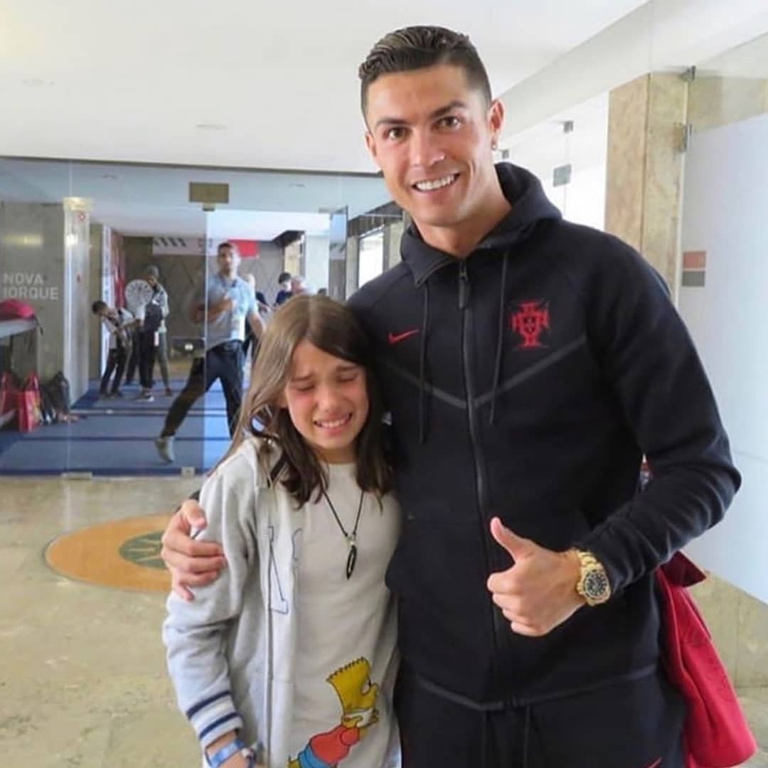 小姑娘酒店碰到偶像瞬间哭得梨花带雨c罗暖心拥抱并帮她擦泪