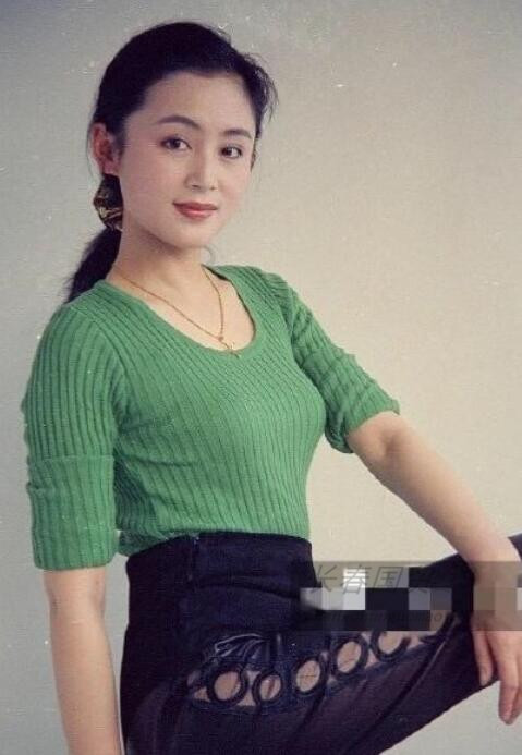 陈凯歌妻子青涩泳装照曝光,年轻时的她竟如此清纯漂亮