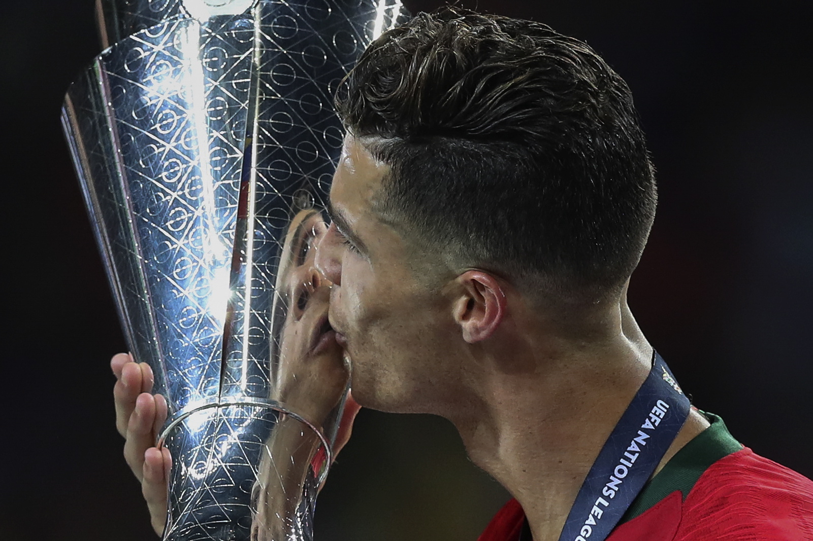 2019年6月10日6月9日,葡萄牙队球员克里斯蒂亚诺·罗纳尔多亲吻冠军