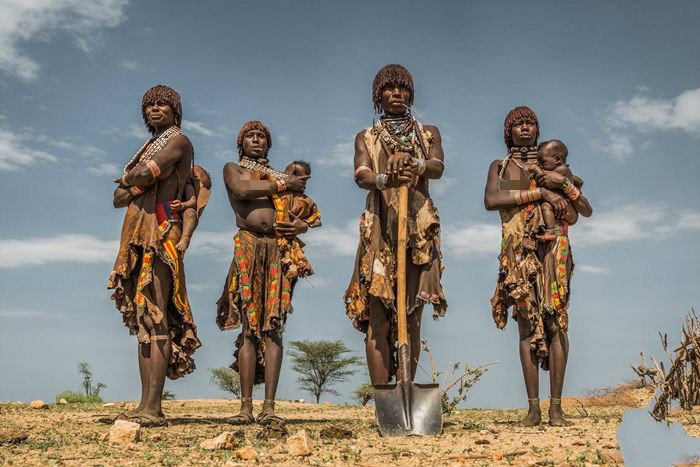 在这个部落,人们不仅认为衣服是累赘,甚至还认为衣服是不详的,会给