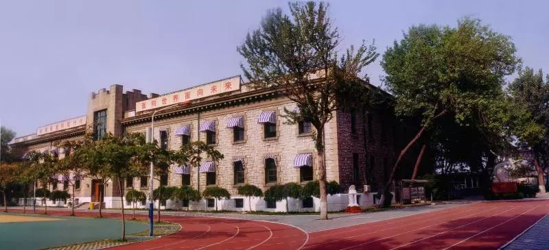 扶轮中学与共和国同成长与新时代齐奋进