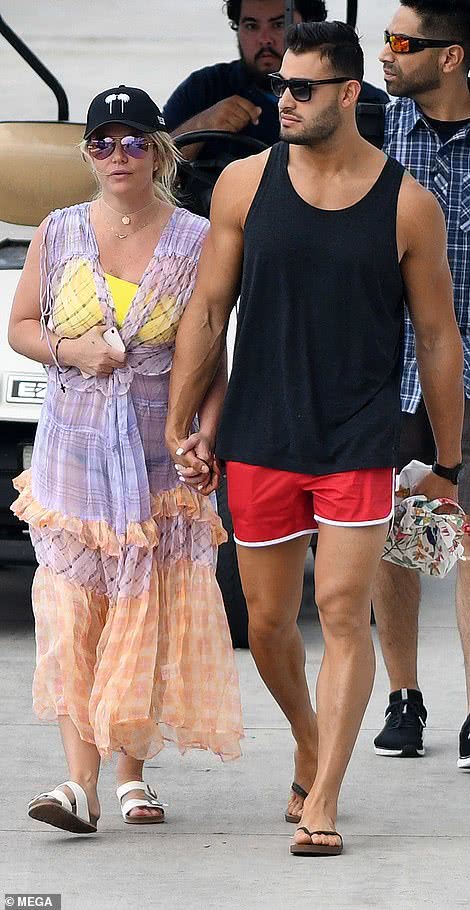 原创37岁布兰妮和25岁男友度假穿泳衣腰好粗上演泰坦尼克太甜