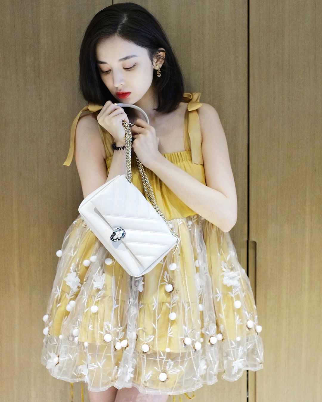 look1 身穿蝴蝶结系带小黄裙,全糖娜扎上线近日,古力娜扎ins更新,又晒
