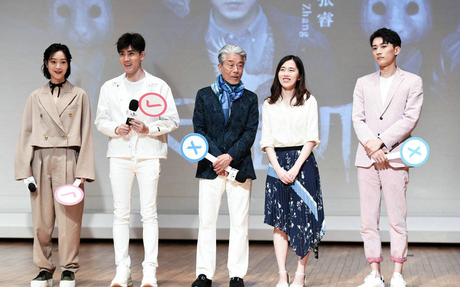 而张睿也笑着回应李学义:"拍剧时他总是占