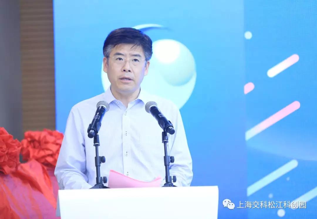 创远董事长冯跃军向陈晓军副区长介绍创远仪器产品上海交科总经理林如