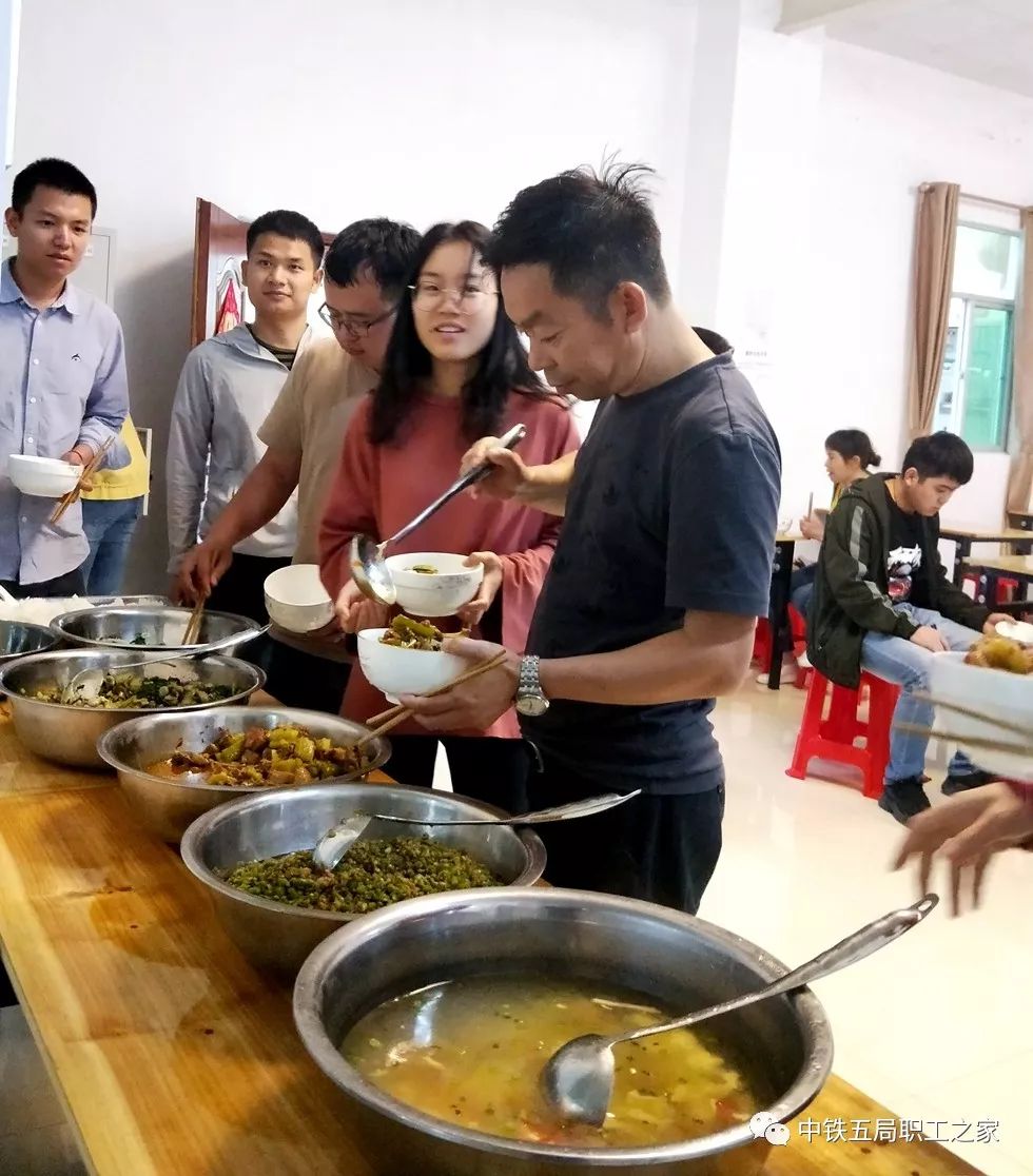 菜品全面豐富,營養,可口,讓每一位員工吃得開胃,健康,暖心,在工地食堂