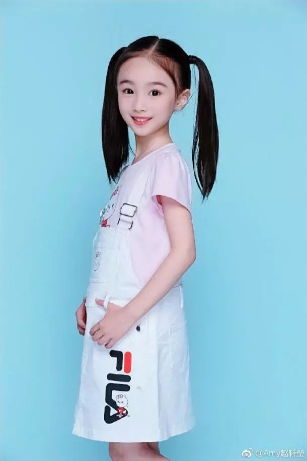 微博,现如今她已经收获了38万粉丝在很早前,小amy赵轩莹就作为素人"