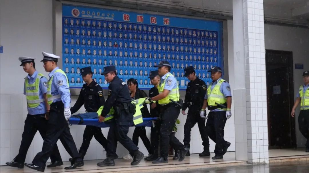 警車開道,民警將畢節這名考生從醫院抬進考場,她立志報考警校