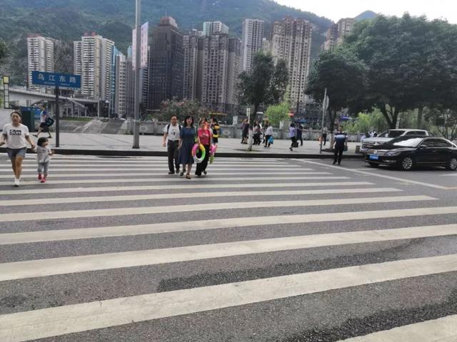 在彭水,斑马线都是一道靓丽的风景线