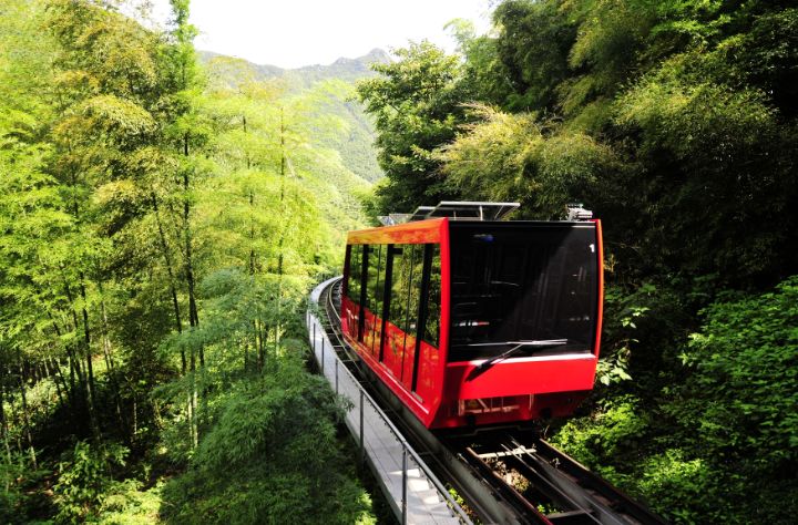 村,景区为你提供了集观景与代步于一体的观光小火车再换成地轨缆车