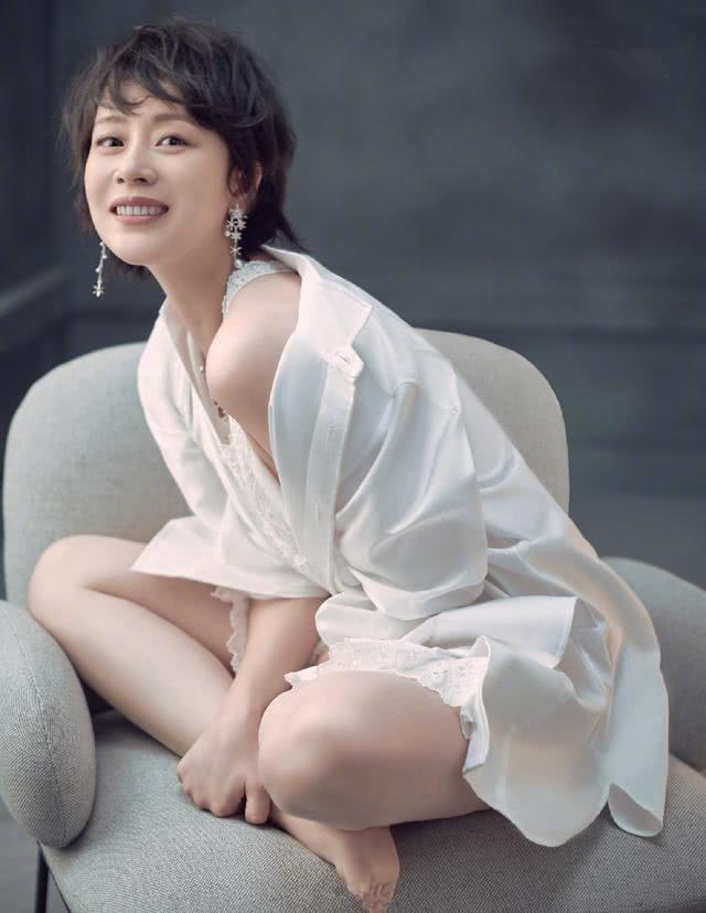 42岁海清晒最新写真女强人的她勇敢走性感路线疑似回归