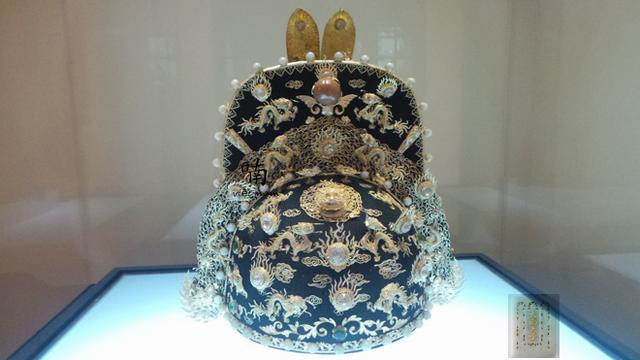 越南大南皇帝之冠沿袭明朝乌纱翼善冠有个霸气名字九龙冲天冠