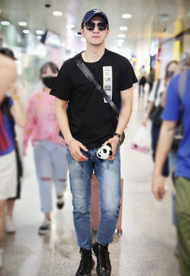 金瀚近照曝光留胡子尽显成熟男人味儿素颜状态下暴露真实颜值