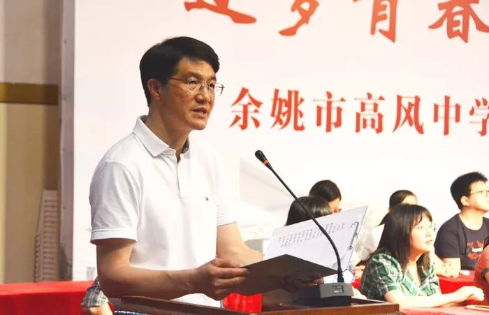 校长罗志康为全体高三毕业生颁发了毕业证书.