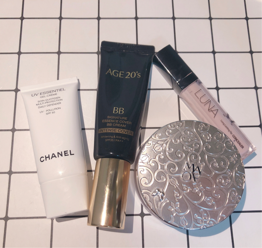 防晒我用的是香奈儿的防晒乳,夏天紫外线特别厉害,做好防晒和隔离