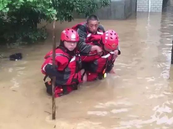 廣西暴雨突襲消防緊急救援網友你站在雨裡的樣子真帥