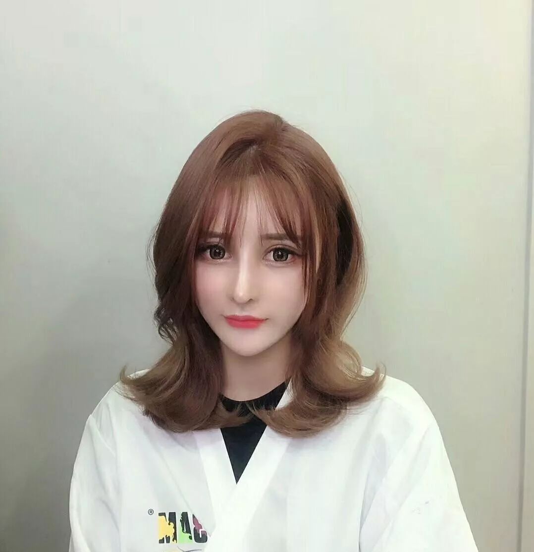 外翻的烫发设计不仅修饰脸型,微烫卷侧分刘海的设计更是让美媚散发出