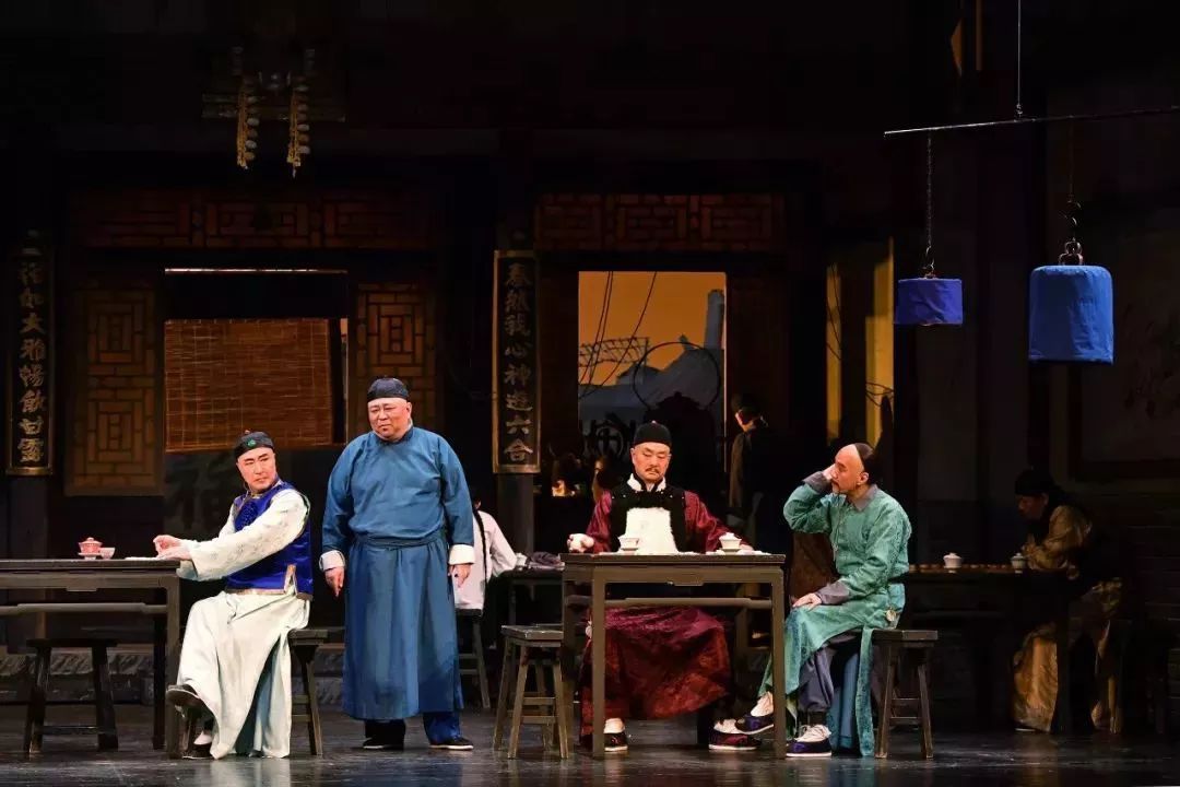 "人艺"版《茶馆》剧照从左至右依次为秦二爷,王利发,常四爷,松二爷