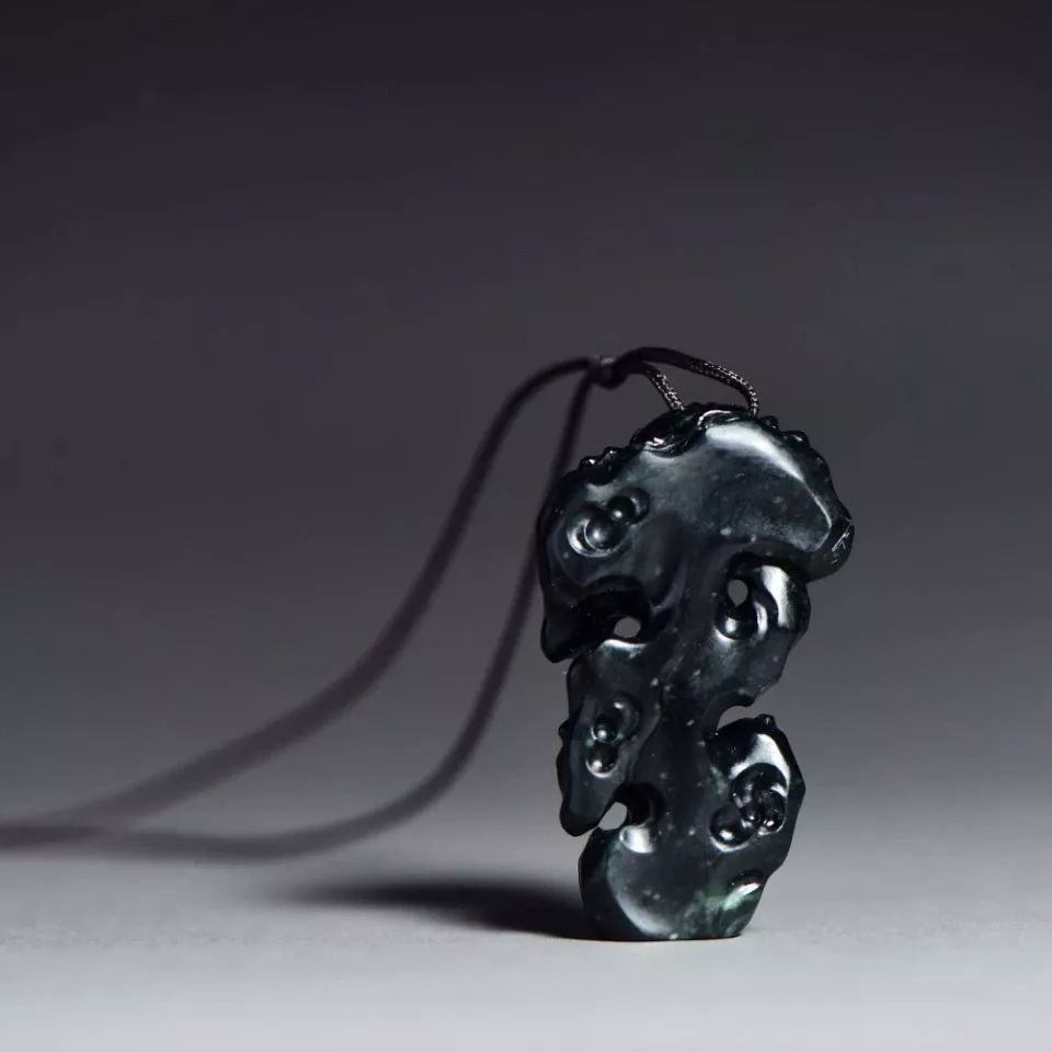 玉雕师把"太湖石"搬上书桌,绝了