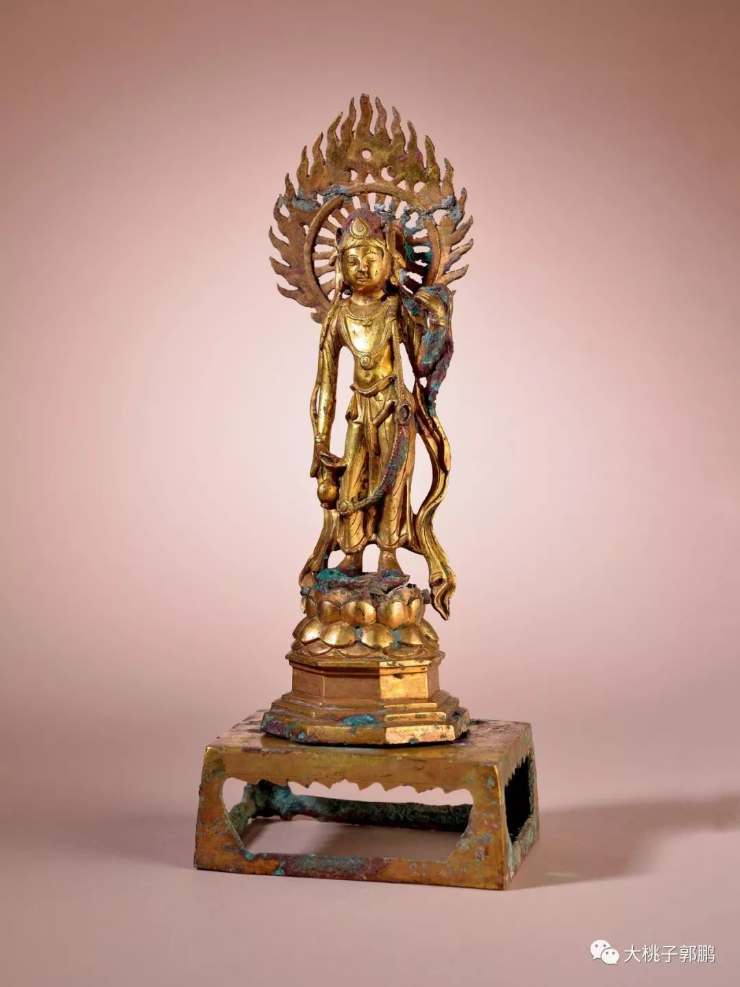 来看看唐代金铜佛造像的背光样式